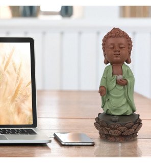  vue rapprochée de la statue bouddha kasyapa mettant en valeur les détails du visage serein