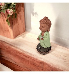  porte-encens bouddha kasyapa diffusant de la fumée pour une ambiance relaxante dans une pièce lumineuse