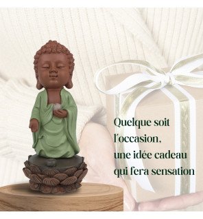  mise en scène de la statue kasyapa sur une étagère avec des livres et des accessoires de méditation