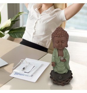  détail du porte-encens allumé avec la fumée s’élevant doucement autour de la statue