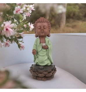  statue bouddha kasyapa placée sur un autel personnel pour favoriser le bien-être et la sérénité