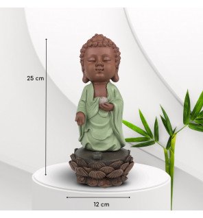  composition harmonieuse de la statue avec des bougies et des éléments zen dans un intérieur moderne