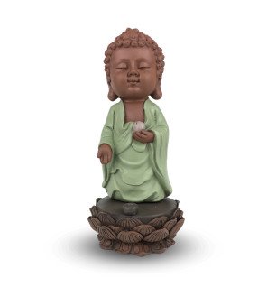  vue d’ensemble de la statue porte-encens kasyapa créant une atmosphère paisible dans la maison