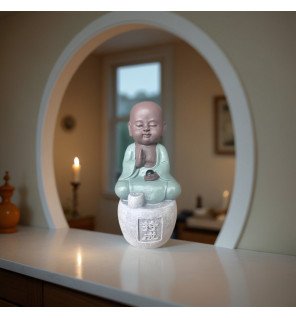  détail du visage serein du bouddha en bronze avec porte-encens intégré