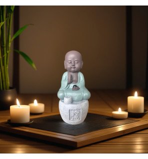  vue rapprochée sur la main du bouddha tenant le support à encens