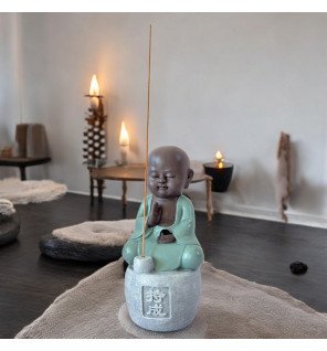  gros plan sur la texture artisanale du bronze de la statue porte-encens