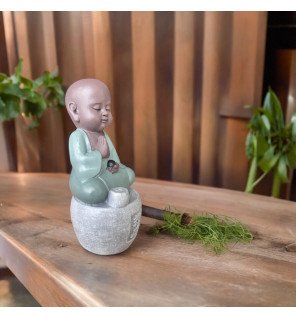  détail du socle orné de motifs spirituels sur la statue bonze