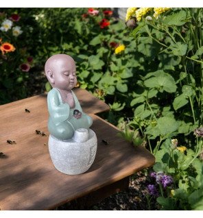  statue porte-encens entourée de bougies pour une ambiance relaxante