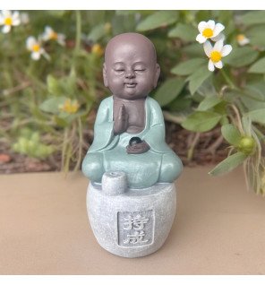  mise en scène de la statue dans un espace de méditation moderne