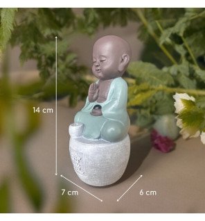  détail du porte-encens en action avec la fumée s’élevant doucement