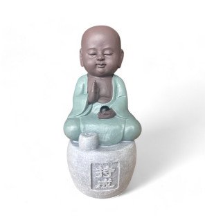  ensemble de la statue bonze porte-encens dans un intérieur harmonieux et épuré