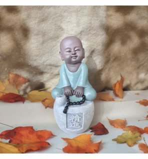  gros plan sur la finition mate et la texture de la statue porte-encens