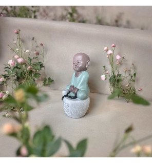  mise en scène de la statue bouddha porte-encens sur une étagère en bois naturel