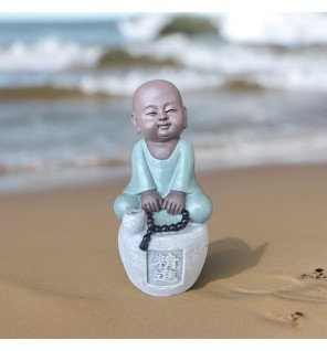  statue bouddha progression entourée de plantes vertes pour une décoration harmonieuse