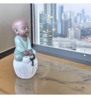  vue latérale de la statue porte-encens progression dans une ambiance tamisée