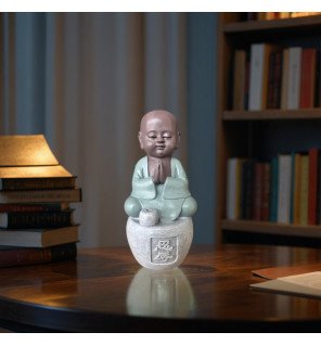  statue bouddha porte-encens avec encens allumé diffusant une légère fumée