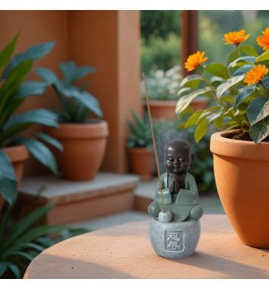  ambiance relaxante avec la statue bouddha porte-encens posée sur une étagère en bois
