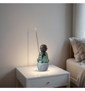  mise en scène de la statue bouddha avec des bougies et des galets pour une atmosphère apaisante