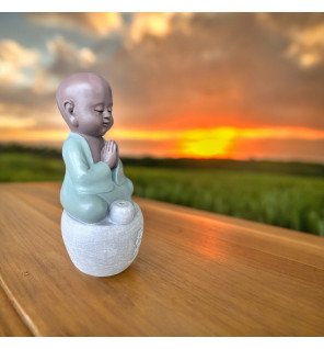 statue bouddha tolérance dans une pièce lumineuse pour une décoration zen
