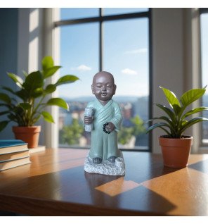  statue bouddha tripitaka utilisée comme porte-encens dans un salon lumineux