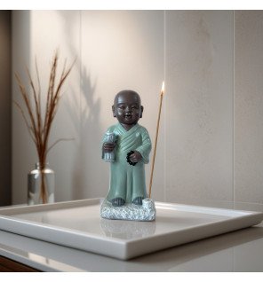  mise en scène de la statue tripitaka entourée de bougies pour une atmosphère apaisante