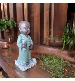  détail des mains jointes de la statue bouddha tripitaka en position de méditation