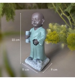  statue tripitaka en céramique grise intégrée dans une décoration intérieure moderne