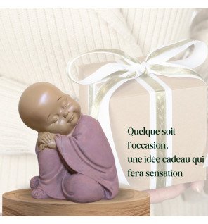  statue bébé bouddha rose apportant une touche spirituelle à un coin lecture cosy