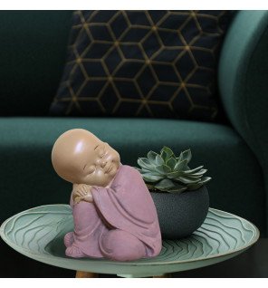  figurine décorative rose installée sur un autel de méditation avec bougies allumées