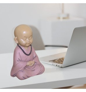  détail du visage serein du bébé bouddha apportant calme et douceur à la pièce