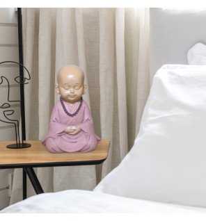  mise en scène de la statue sur une étagère minimaliste pour un style épuré