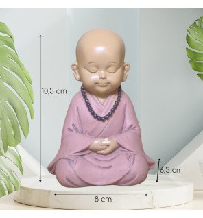  lumière tamisée mettant en valeur la posture méditative du bébé bouddha