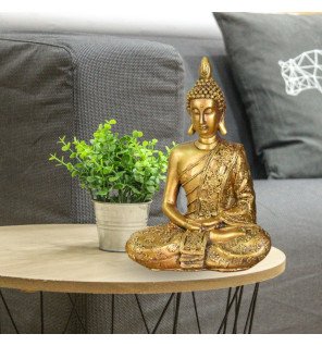  détail du visage serein de la statue bouddha sanci éclairé par une lumière douce