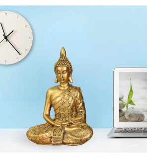  mise en scène de la statue bouddha sanci dans un coin détente avec bougies allumées