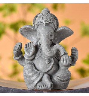  détail du visage de ganesh en finition grise élégante