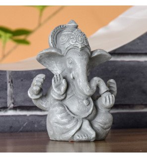  statue ganesh grise décorative dans un salon lumineux