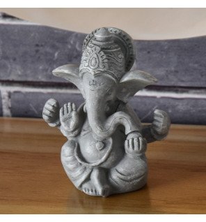  mise en scène de la statue ganesh grise sur une étagère moderne