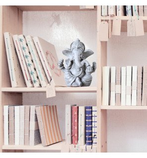  détail des mains et accessoires de la statue ganesh pour une ambiance apaisante