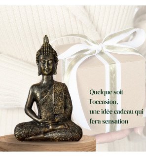  statue bouddha thai placée près d’une fenêtre laissant entrer la lumière naturelle