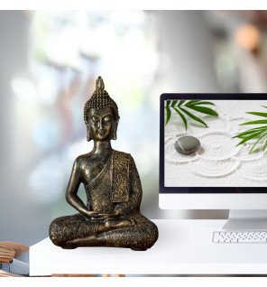  ambiance relaxante avec la statue bouddha entourée d’accessoires de bien-être