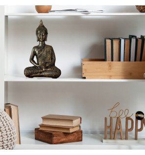  vue latérale de la statue bouddha mettant en valeur ses finitions soignées