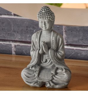  sculpture bouddha grise en métal installée dans un salon pour une ambiance apaisante