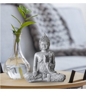  détail du visage serein de la statue bouddha en résine grise pour décoration intérieure