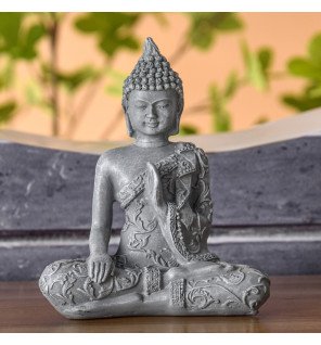  statue bouddha grise installée près de plantes vertes pour une touche naturelle et relaxante