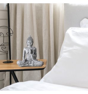  ambiance tamisée autour de la statue bouddha en concentration pour favoriser la détente