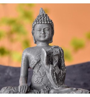 profil de la statue bouddha grise avec détails des mains en posture méditative
