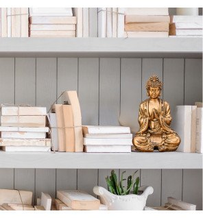  vue latérale de la statue bouddha dorée avec reflets lumineux sur la surface