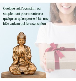  statue bouddha en introspection dorée placée sur une table basse dans un salon moderne