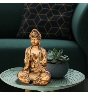  ambiance relaxante avec la statue bouddha dorée entourée de plantes vertes