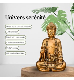  détail du visage serein de la statue bodhi dorée